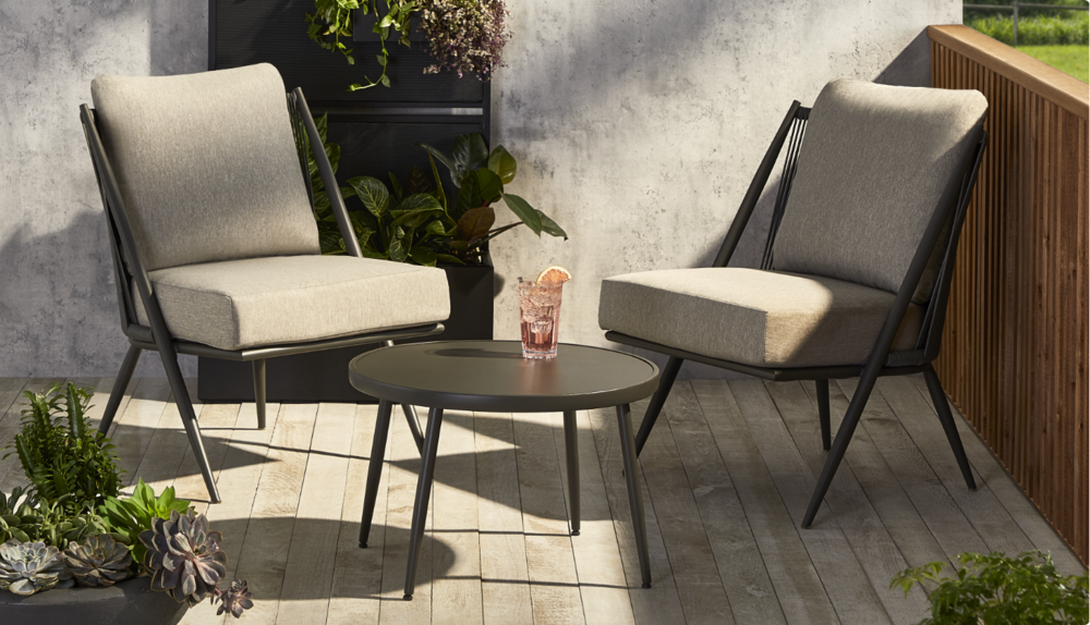 CANVAS Nero patio set with coffee table.