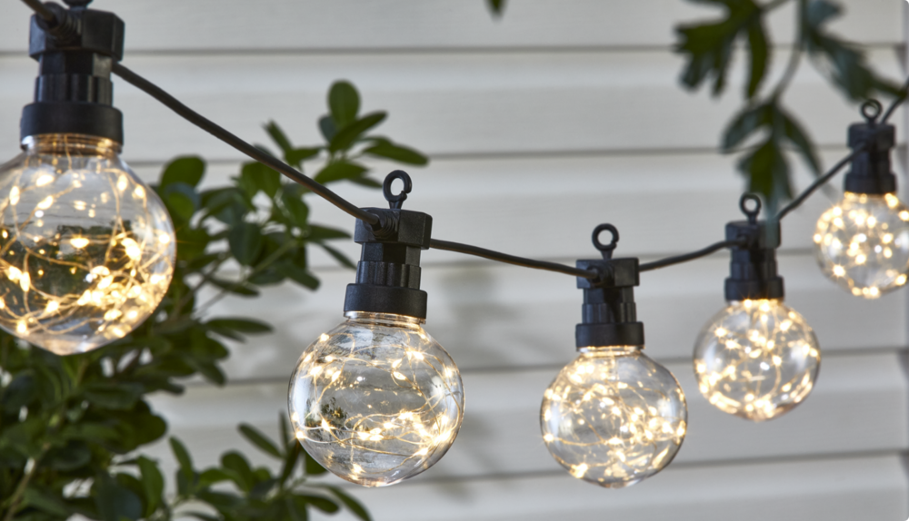 Jeux de lumières à DEL suspendus à l’extérieur.