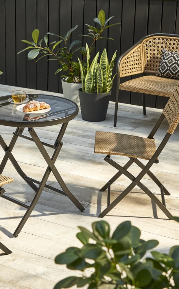 Ensemble bistro et banc sur une terrasse dans une cour arrière.