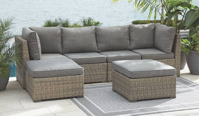Sofa modulaire et pouf de la collection de détente CANVAS Bala installés sur une terrasse au bord d’un lac