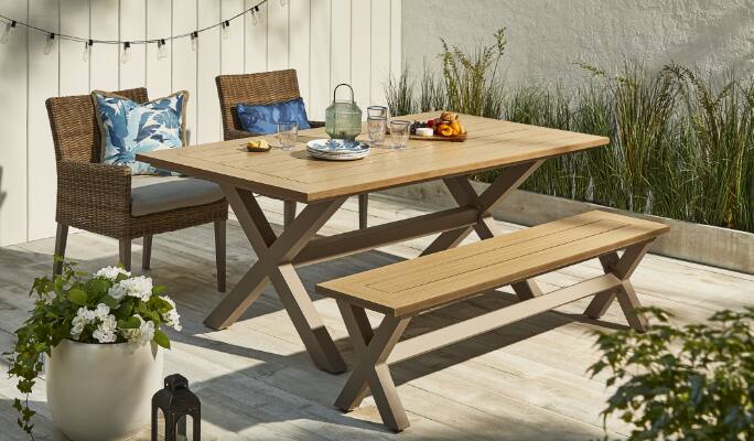 Collection à dîner CANVAS Belwood sur une terrasse avec deux chaises, une table et un banc.
