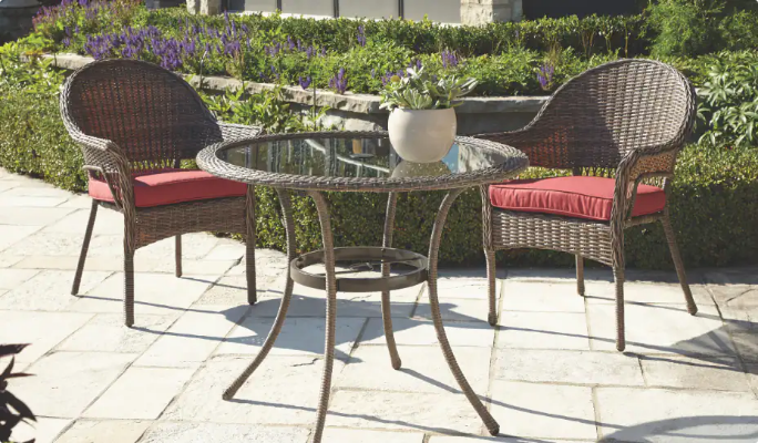 Collection CANVAS Canterbury sur une terrasse de jardin avec deux chaises et une table.