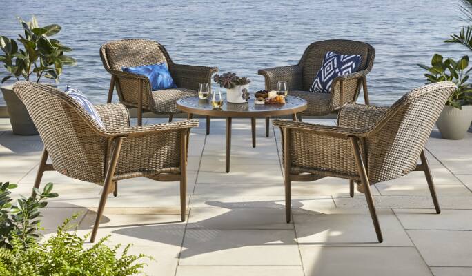 Ensemble de meubles à dîner de 4 pièces CANVAS Hunter sur une terrasse au bord d'un lac.