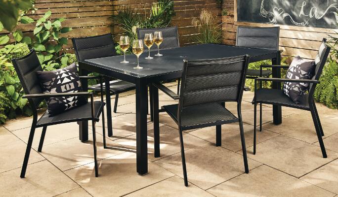 Collection CANVAS Mercier dans une cour avec 6 chaises et une table.