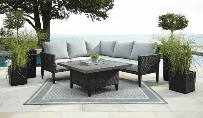 Ensemble modulaire CANVAS Renfrew sur une terrasse au bord d'un lac avec table basse.