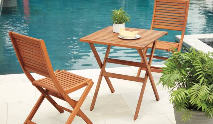 Collection CANVAS Sherbrooke sur une terrasse de bord de piscine avec 2 chaises et une table.