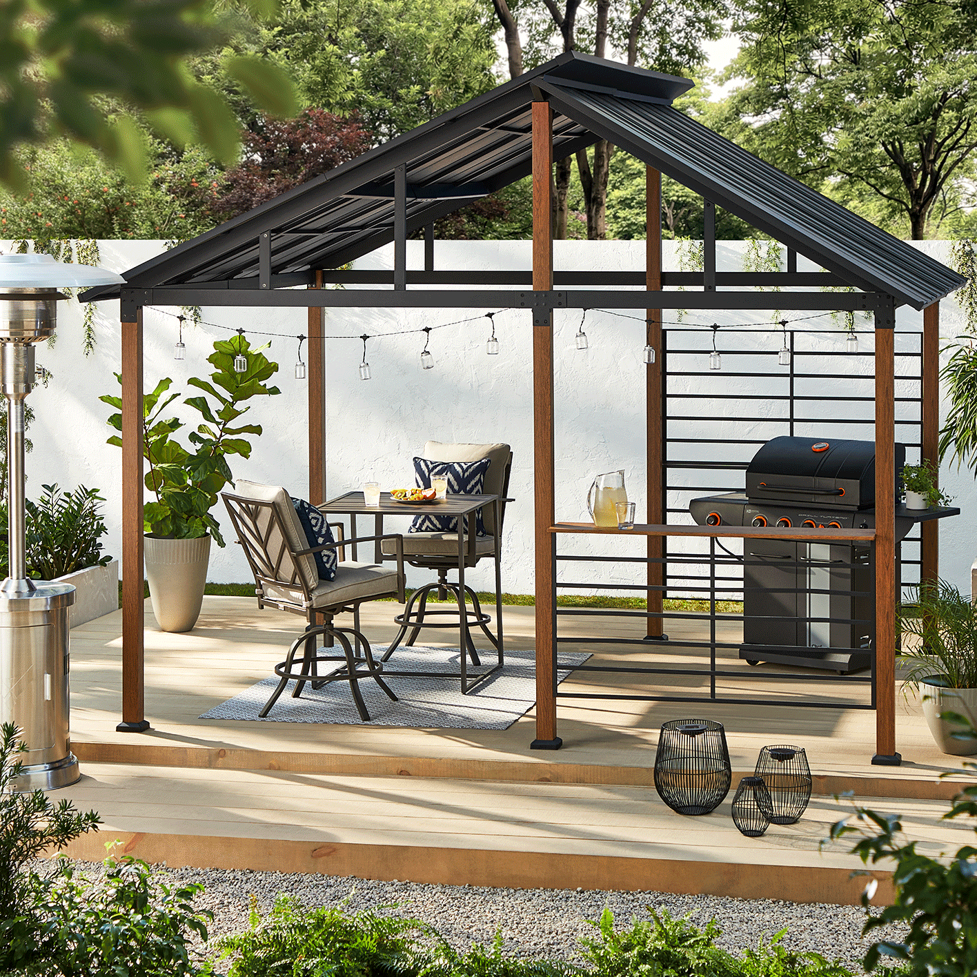 Abri de jardin CANVAS Plateau sur une terrasse en bois avec ensemble de meubles à dîner et barbecue.