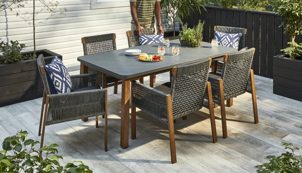 CANVAS Vernon 7-Piece Set in backyard.