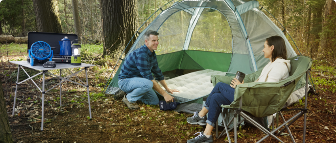 Un matelas pneumatique est gonflé avec une pompe à air rechargeable à double puissance Woods BLAST UBS dans une tente Woods ILLUMINATE.
