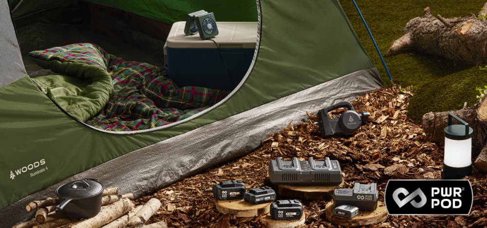 Une tente Woods Illuminate, une pompe à air rechargeable Woods BLAST USB et un ventilateur et une lampe de tente OROSHI dotés de batteries et d'un chargeur à deux stations PWR POD.