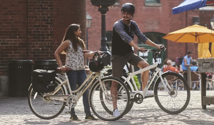Deux personnes debout avec des vélos  