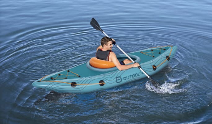 Une personne pagayant dans un kayak  