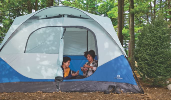 Deux enfants assis dans une tente 