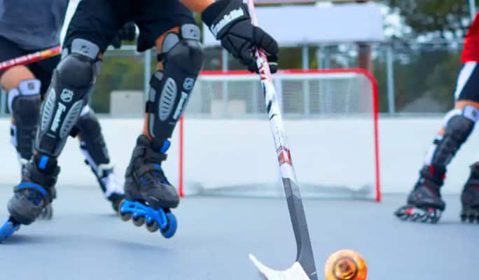 Une personne jouant au hockey de rue