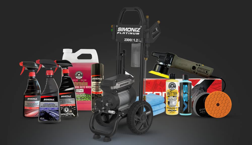 Outils de nettoyage automobile : cire et mousse de lavage Chemical Guys, nettoyeur haute pression SIMONIZ et nettoyants, et polisseuse électrique TORQ avec tampons.