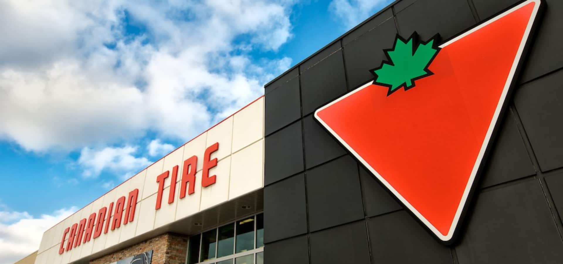 Extérieur d’un magasin Canadian Tire sur un arrière-plan de ciel bleu nuageux.
