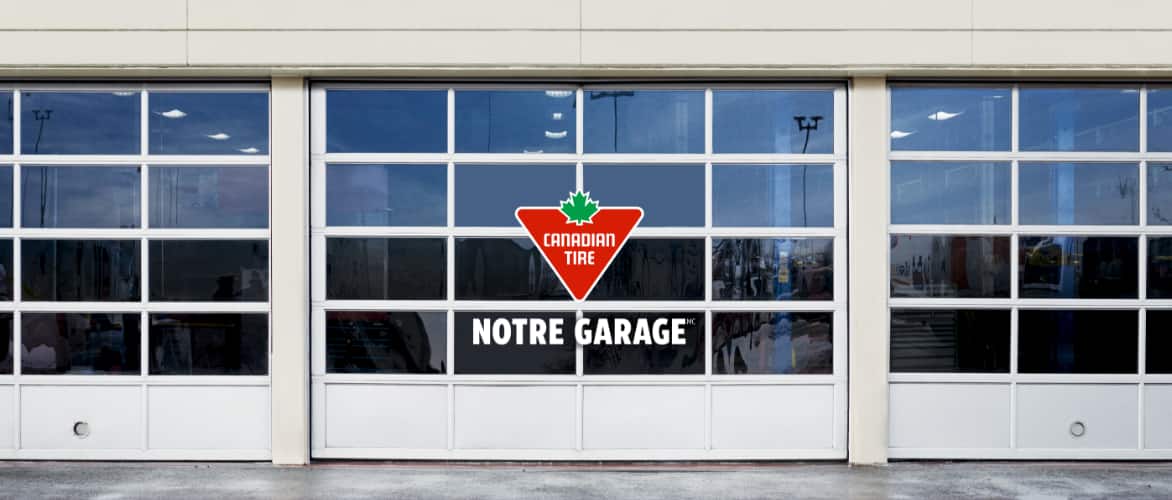 Ensemble de portes de garage roulantes en acier portant le logo Canadian Tire et les mots « Notre magasin ».