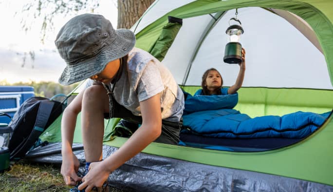 Enfants dans une tente au camping