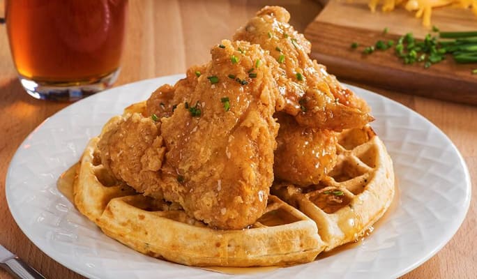 Comment faire des gaufres au poulet, au cheddar et à la ciboulette
