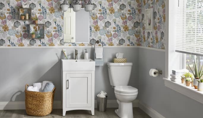 Une scène de salle de bain dotée d'un meuble-lavabo CANVAS à un seul lavabo et d'une toilette à cuvette allongée Foremost Huntley.