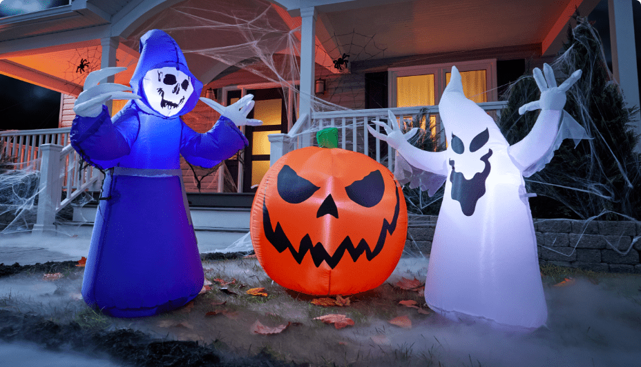 Des décorations d’Halloween gonflables dans la cour.