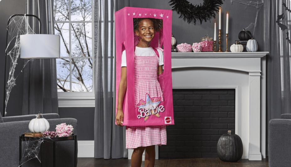 Enfant dans un costume Barbie en boîte pour jeunes. 