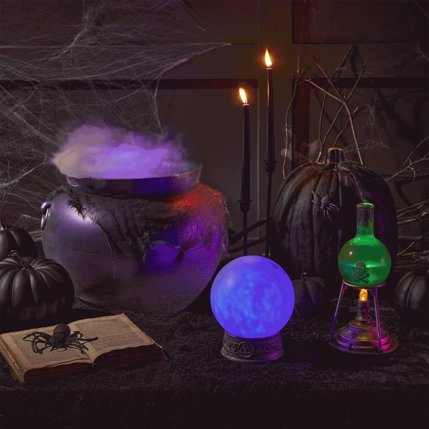 Chaudron à brume et décorations d’Halloween sur une table.