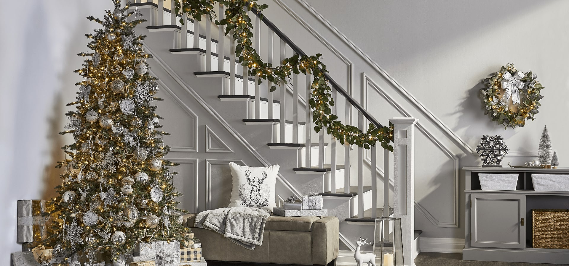  Sapin de Noël et décorations argentées dans un salon.