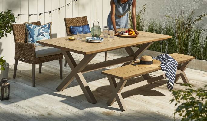 CANVAS Belwood Dining Collection in backyard.