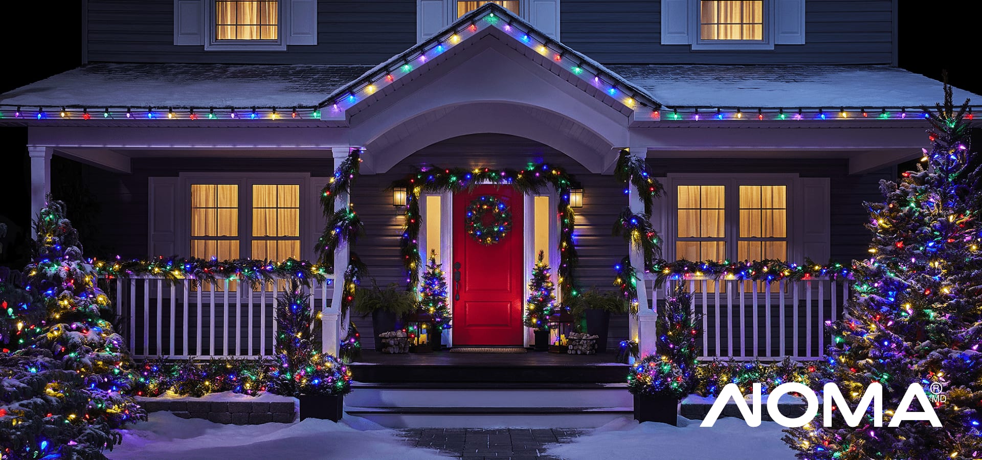 L’extérieur d’une maison décorée avec des lumières de Noël à DEL colorées NOMA Advanced EverTough.