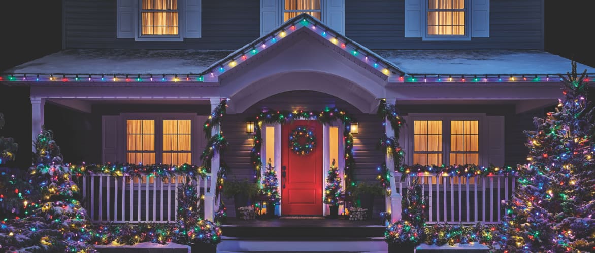  L’extérieur d’une maison décorée avec des lumières de Noël à DEL colorées NOMA Advanced EverTough.