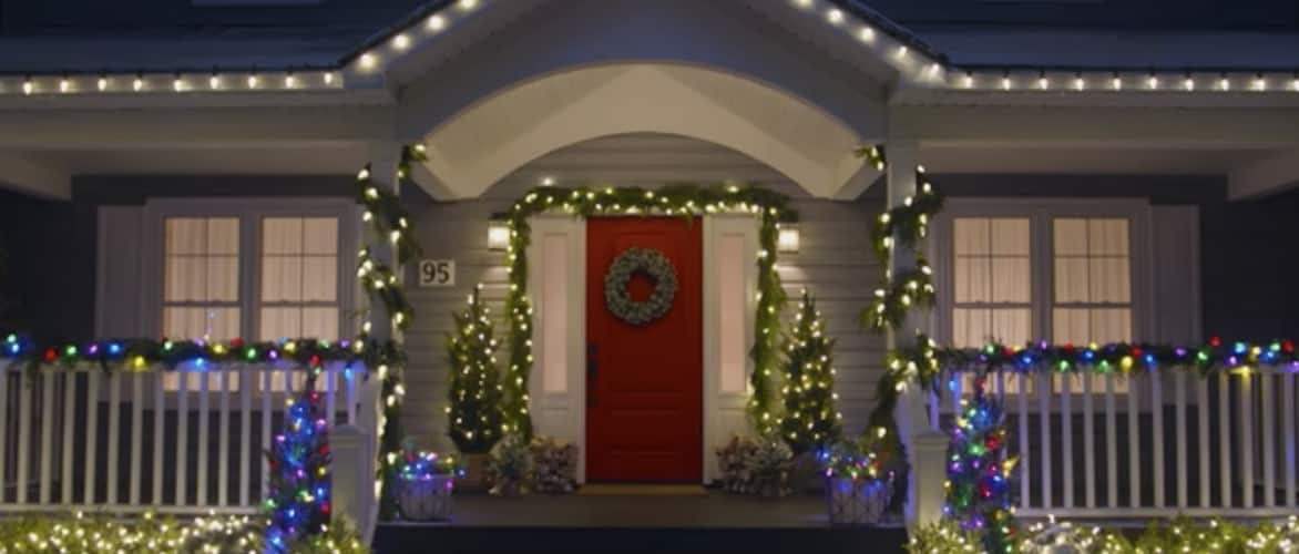  Porche d’entrée décoré avec des guirlandes et des lumières de Noël à DEL NOMA Advanced EverTough.