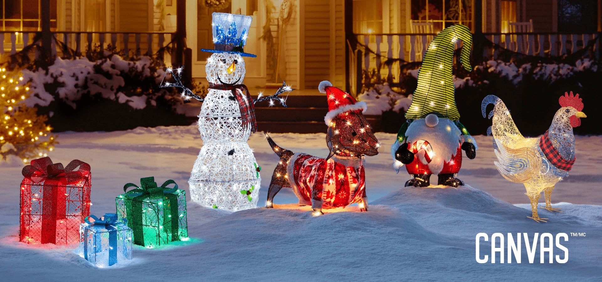 Un assortiment de décorations de Noël fantaisistes illuminées sur la pelouse d’une maison comprenant un bonhomme de neige, un lama, un gnome, un pingouin et un teckel.