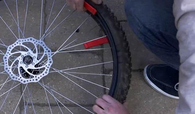 Gros plan sur un pneu de vélo  