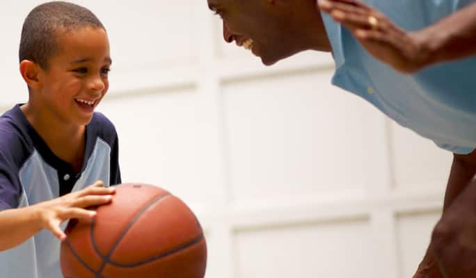 Père et fils jouant au basketball  