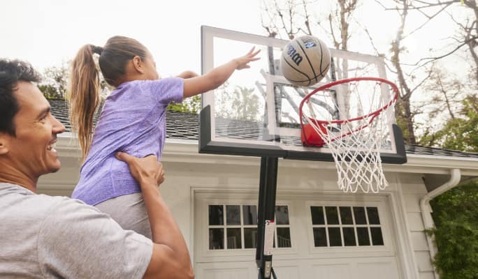 Père et fille jouant au basketball  