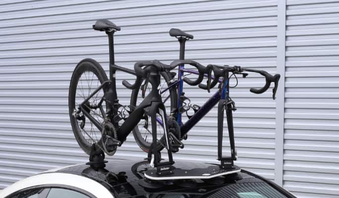 Des vélos dans un porte-vélos sur le toit d'une voiture 