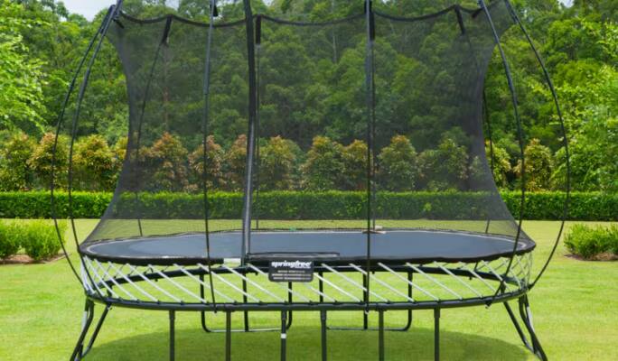 Un trampoline avec une enceinte  