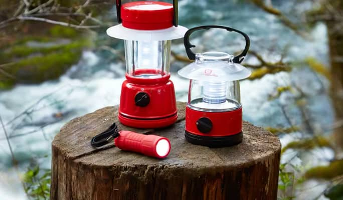 Lumières de camping sur une souche d'arbre  