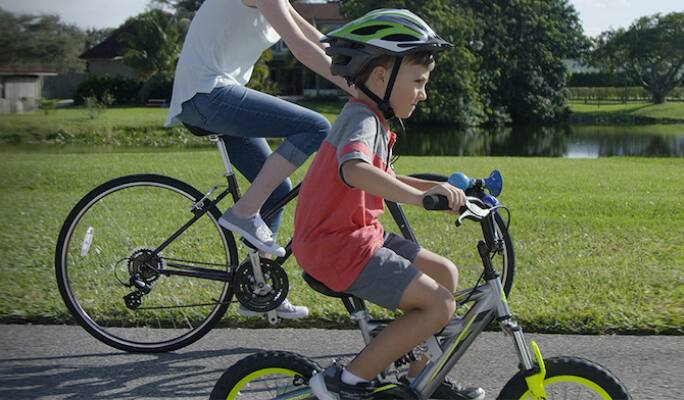 Un enfant faisant du vélo  