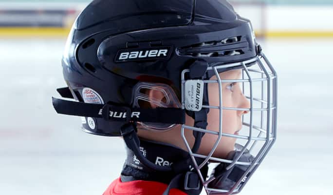 Un enfant portant un casque de hockey  