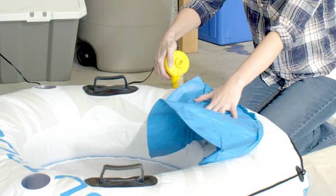 Une personne remplissant d'air un tube gonflable