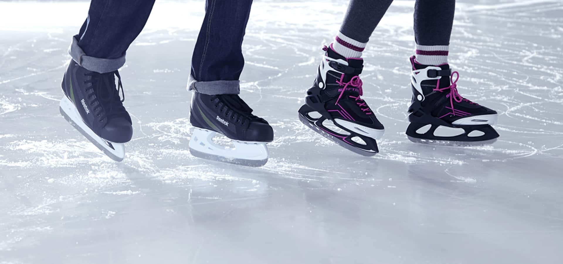 Gros plan de deux personnes patinant sur la glace