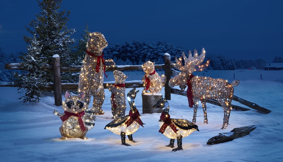 Assortiment de décorations illuminées en fil métallique CANVAS Chalet canadien sur une pelouse enneigée