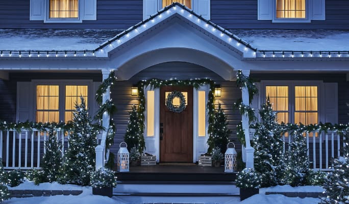 Extérieur d’une maison décoré de lumières de Noël à DEL toujours allumées à effets lumineux NOMA Advanced.