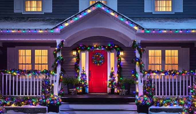 Extérieur d’une maison décoré de lumières de Noël à DEL NOMA Advanced EverTough