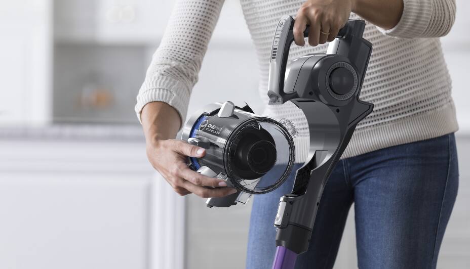 Une personne poussant un aspirateur sur un tapis