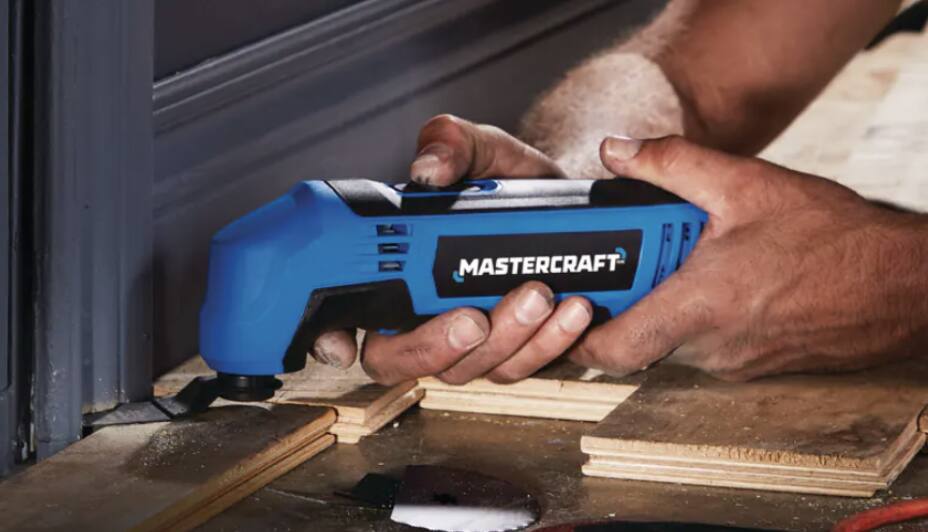 Une personne utilisant un outil Mastercraft pour couper du bois