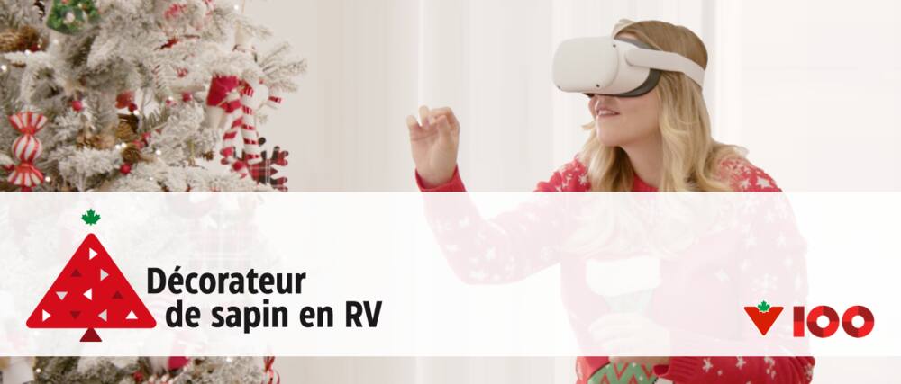 Une personne portant un casque de RV à côté d’un arbre de Noël