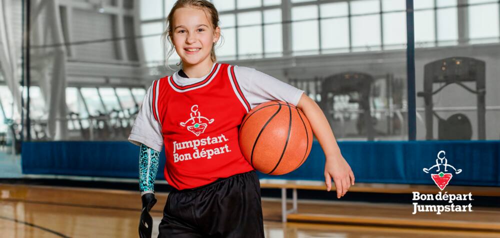 Enfant tenant un ballon de basket, portant une chemise Bon départ